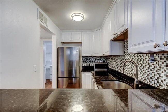 Building Photo - 2302 S Manhattan Ave