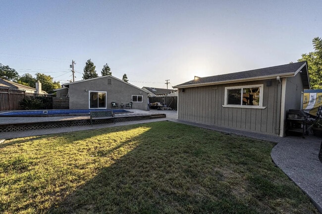 Building Photo - 1915 Washington St