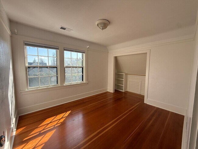 Building Photo - Charming historic home McMinnville 4 bed / 2.5 bath