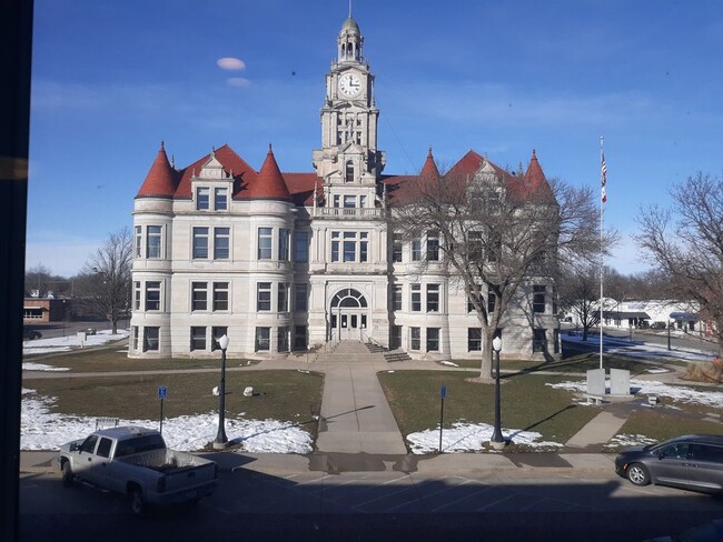 Building Photo - 813 Main St