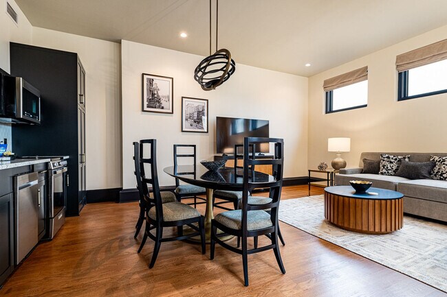 Building Photo - 1011 Canal St