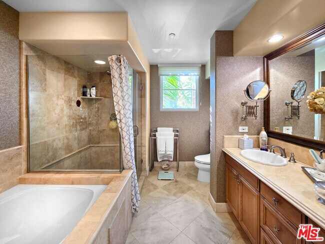 Building Photo - 10795 Wilshire Blvd