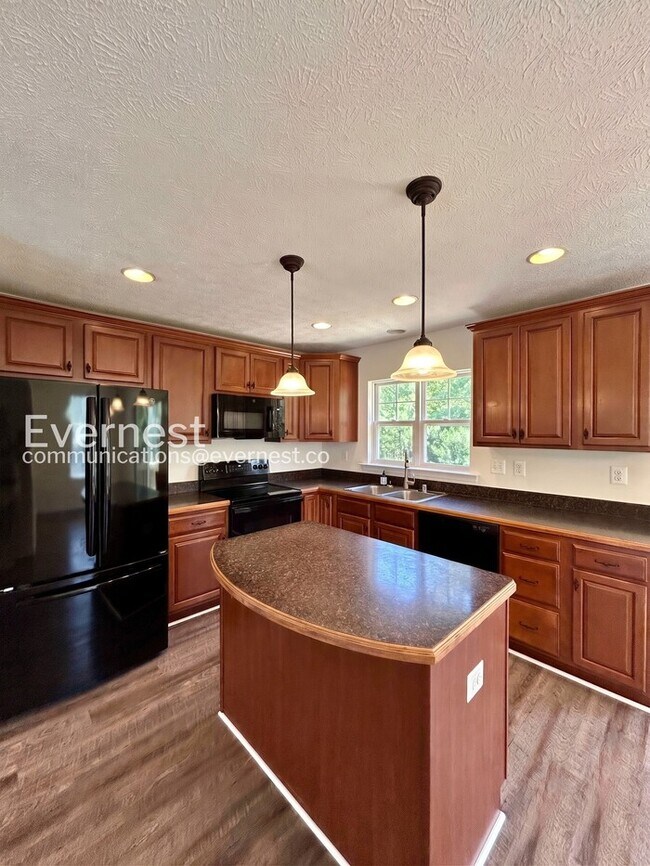 Building Photo - 3 Bed/2.5 Bath Townhome with Garage / Available Now!