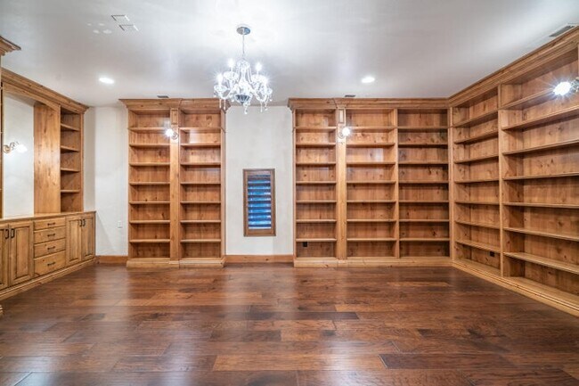 Building Photo - 340 Le Grande Cir