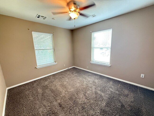 Building Photo - Kellysville 2 bedroom Plenty of Parking, Large fenced yard