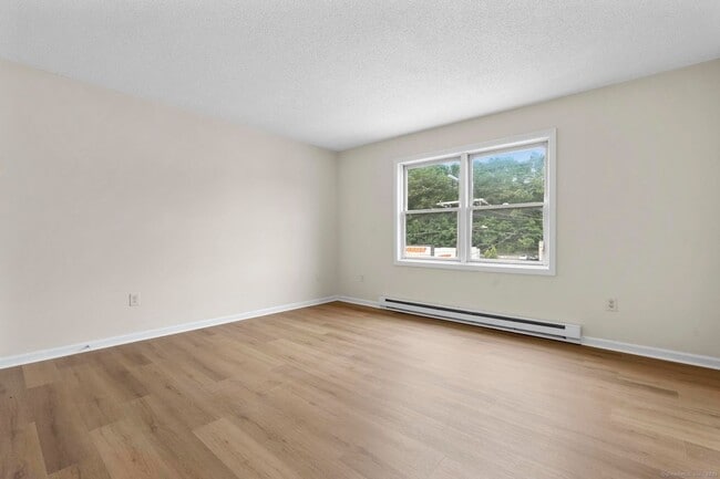 Building Photo - 100 Meriden Rd