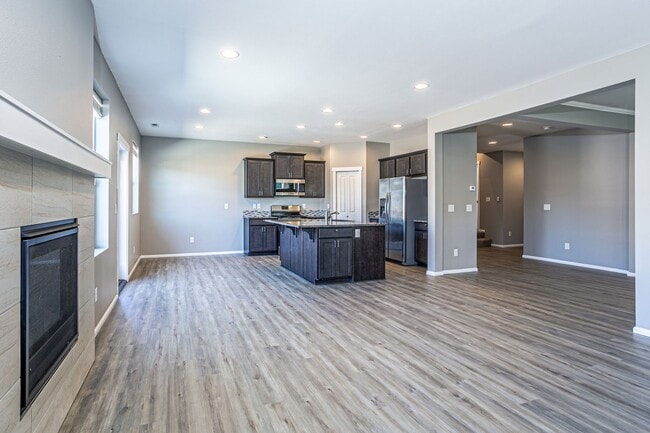 Building Photo - Beautiful 4 bedroom, 2.5 bath home in Rain...