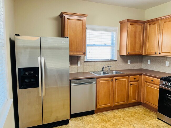 Building Photo - Wow! 3 bedroom 2.5 bathroom home in Newnan, 2100 plus sqft, 2 car garage, huge rooms, must see!