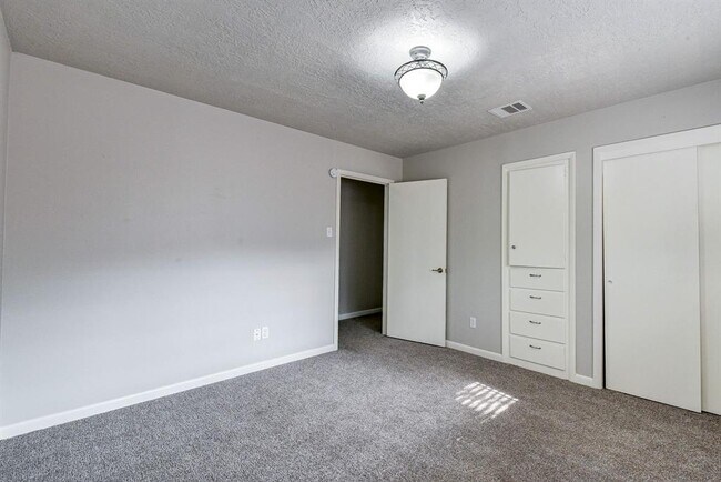 Building Photo - 803 Rosewood Dr