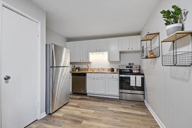 Flatiron Kitchen - Campus View Apartments