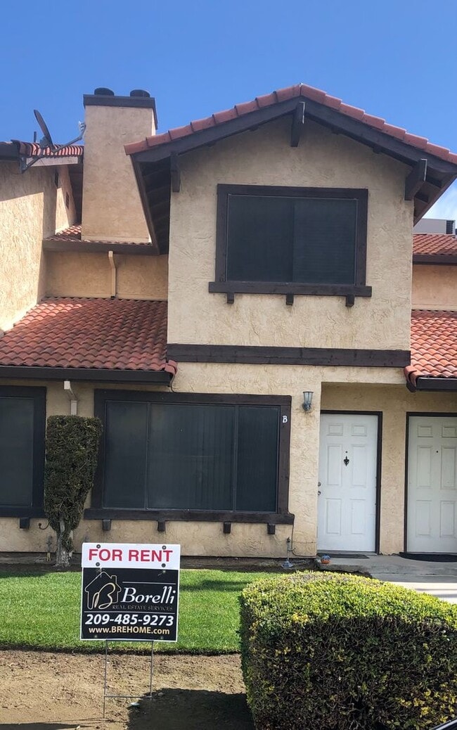 Building Photo - Great Two Story Condo in a Nice Area & Near Gym!