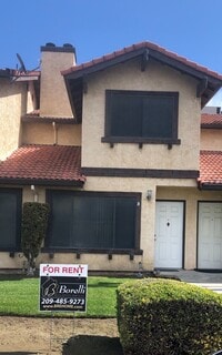 Building Photo - Great Two Story Condo in a Nice Area & Near Gym!
