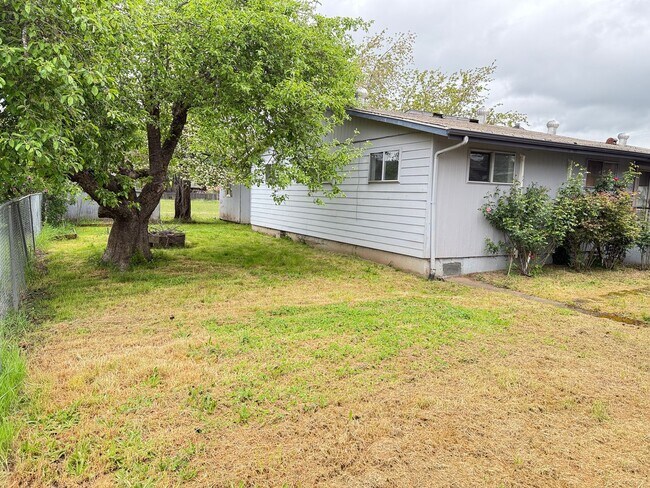 Building Photo - Huge 4 bedroom 2 bath house!