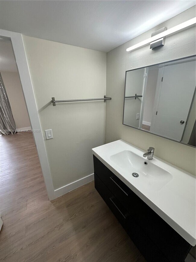 Building Photo - 10090 NW 80th Ct