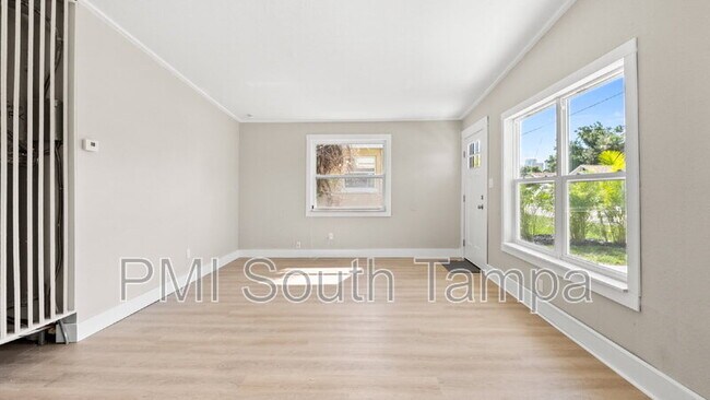 Building Photo - 1541 W La Salle St