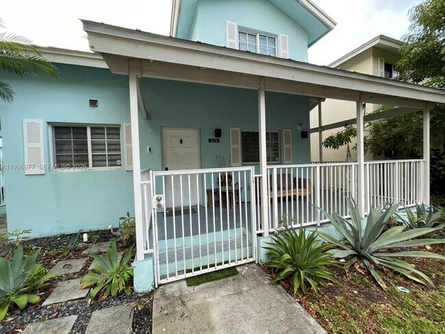 Building Photo - 325 NW 19th Ln