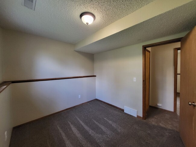 Building Photo - Spacious 4 bedroom home!