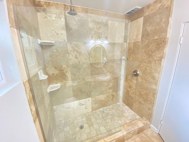 Building Photo - 3/2 single family home minutes from Lake E...