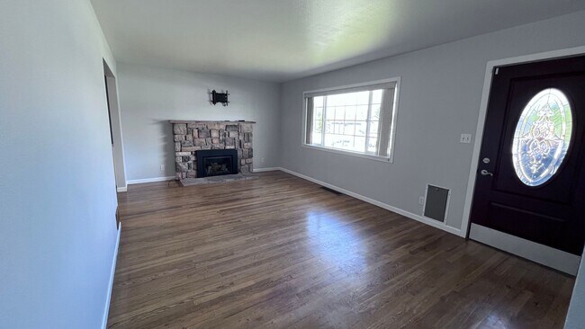 Building Photo - Charming 2 Bed, 2 Bath Farm-Style Home in ...
