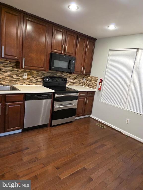 Building Photo - 20 Delafield Ct