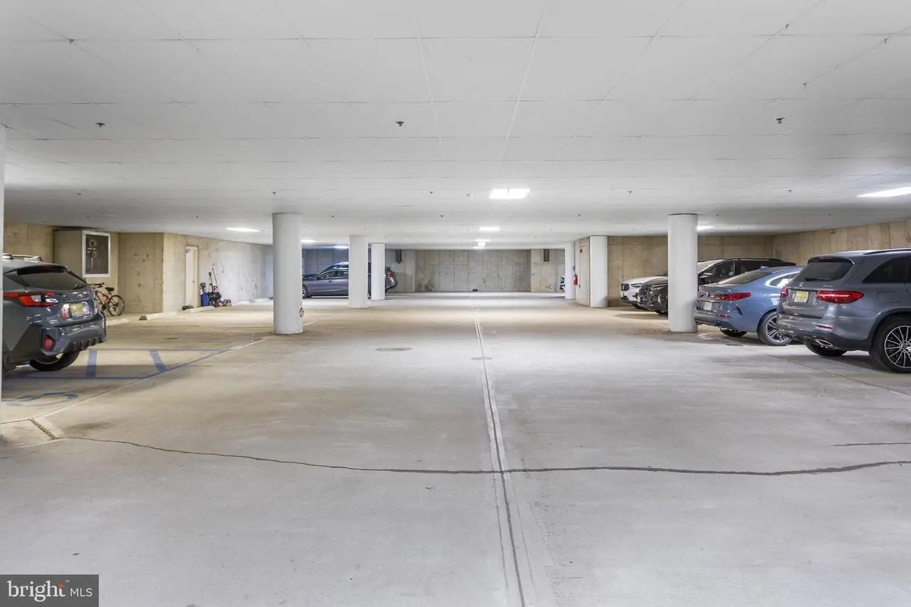 Private parking garage - 968 Robbinsville Edinburg Rd