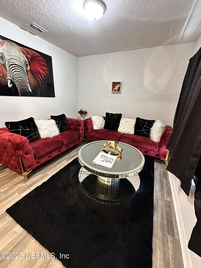 Building Photo - 450 River Hl Dr