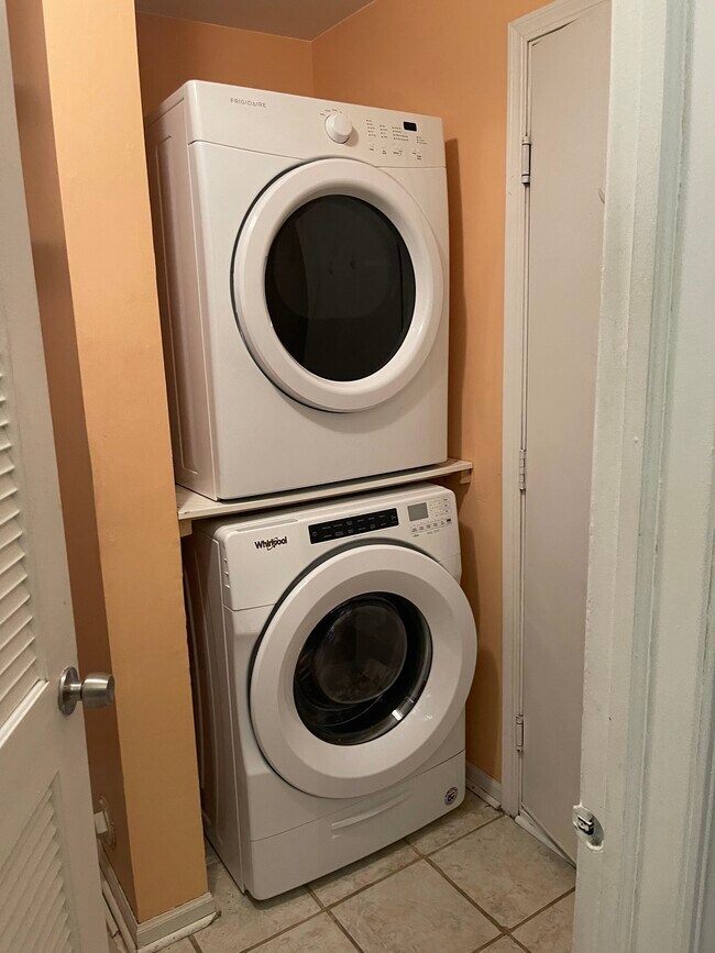 Building Photo - 14016 S Emerson Ct