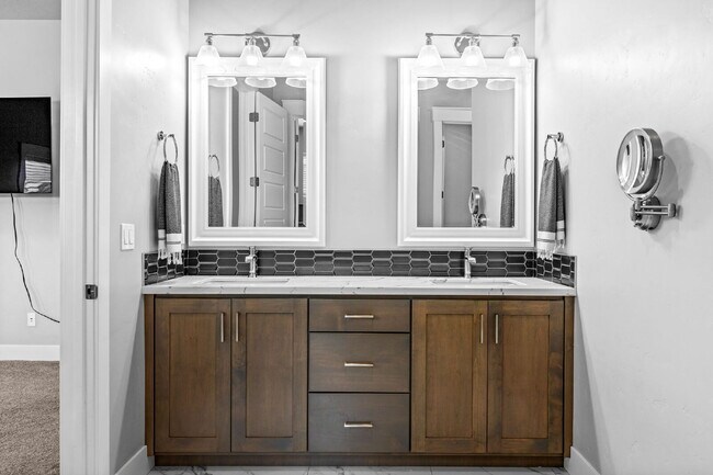 Building Photo - Beautiful split bedroom floorplan in the Sky Mesa Community!