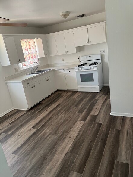 Building Photo - 6654 W Constance Ave