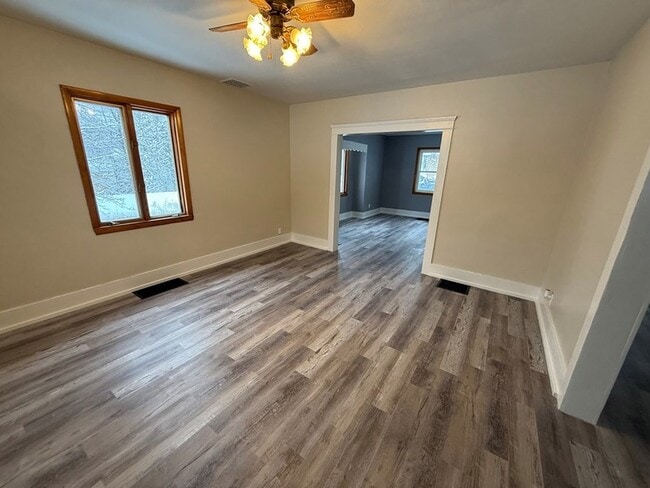 Building Photo - 608 Cooper Ave