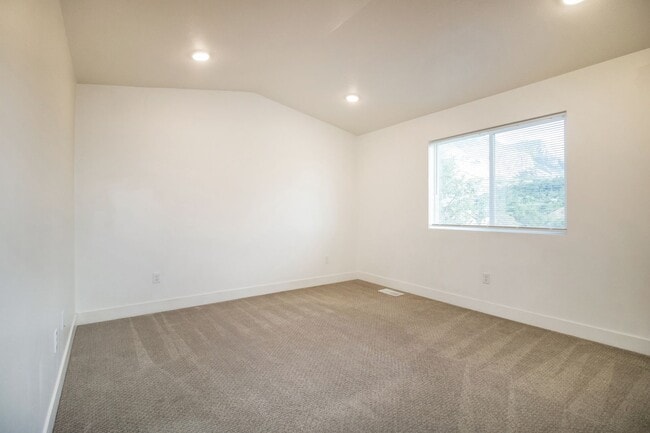 Building Photo - Spacious 3 Bed, 2.5 Bath Pet-Friendly Home with Central Air & 2-Car Garage! - Available on NOW!