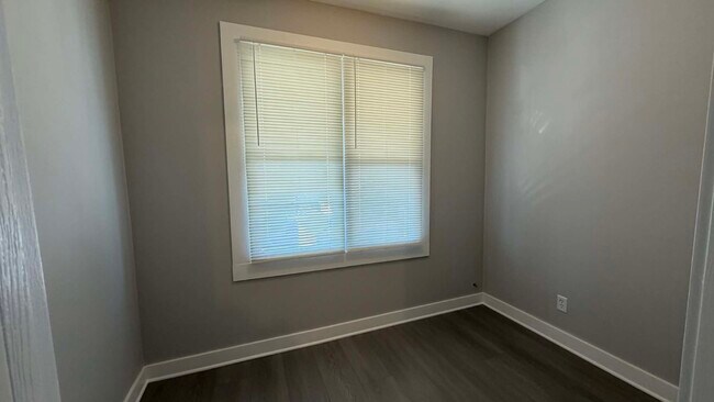 Building Photo - 2324 Clarence Ave