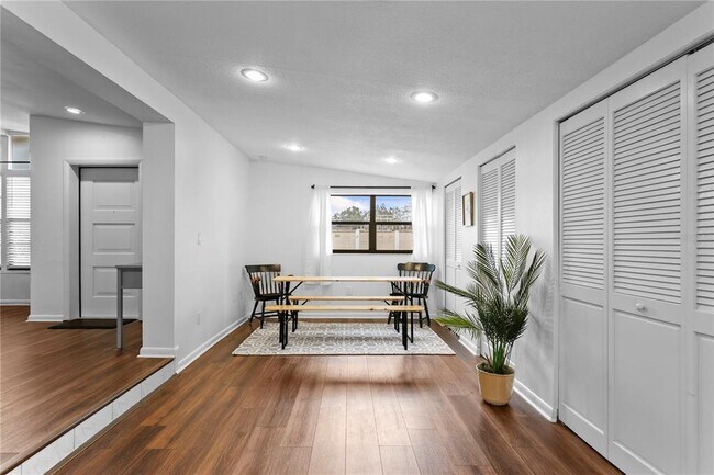 Building Photo - 2407 S Lois Ave