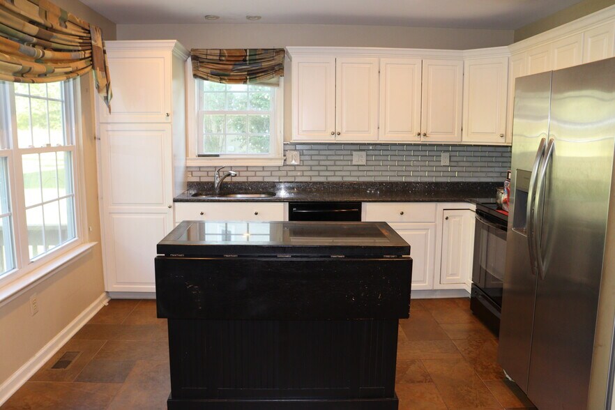 Building Photo - 323 Country Club Dr