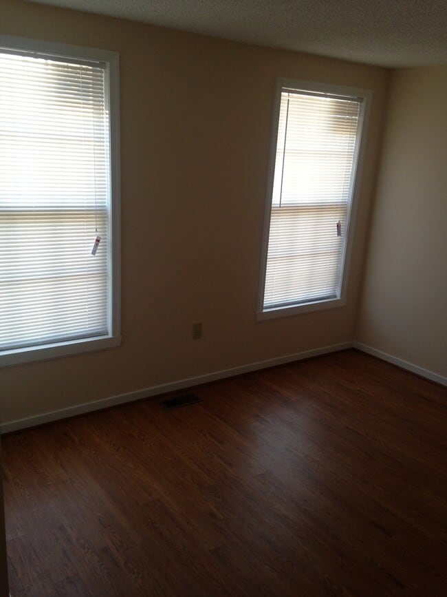 Building Photo - 3 BEDROOM REMODELED UNIT!