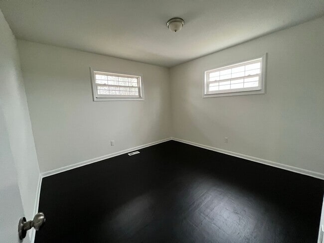 Building Photo - COMING SOON- 4bed/1.5bath for rent!