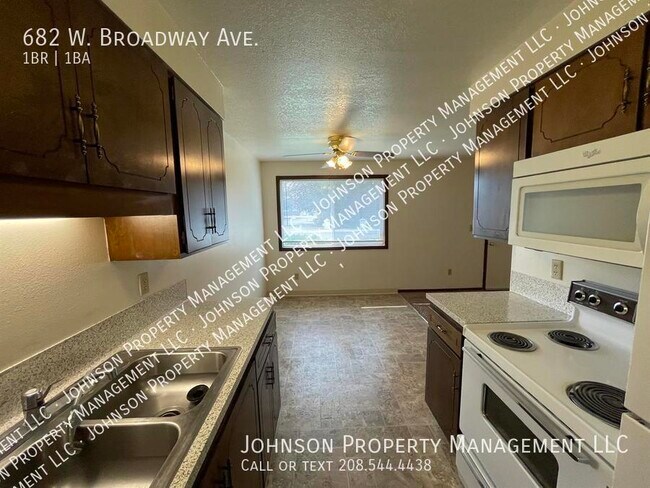 Building Photo - 682 W Broadway Ave