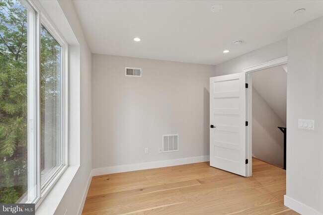 Building Photo - 2117 Bellmore St