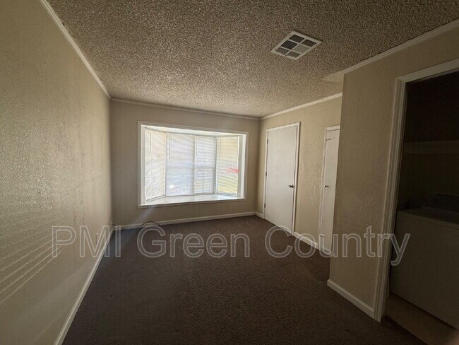 Building Photo - 334 W 63rd Pl N