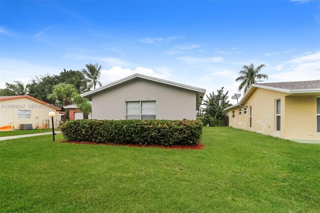 Building Photo - 9749 Sandalfoot Blvd