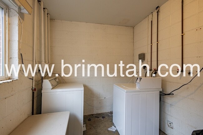 Building Photo - 2241 E Laney Ave