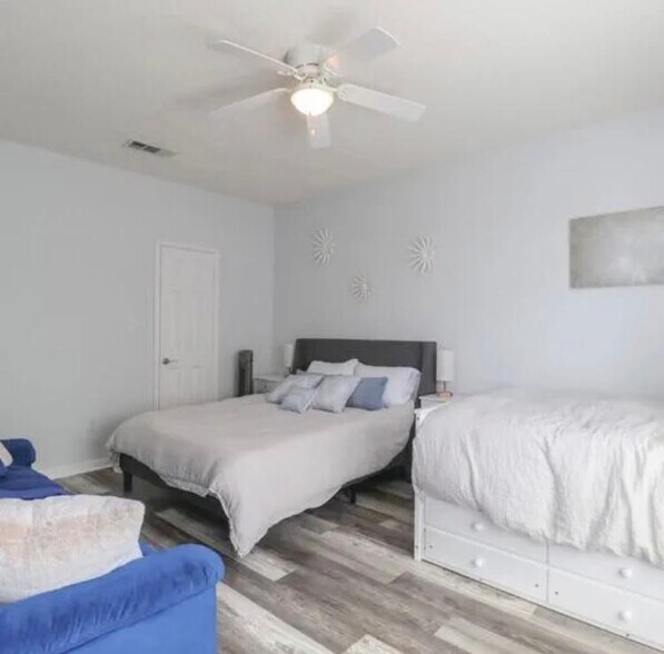 Building Photo - 2252 Beach Dr