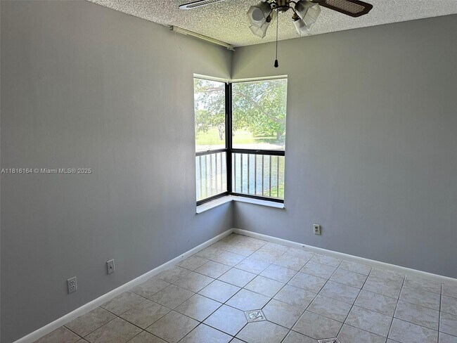 Building Photo - 2526 Carambola Cir N