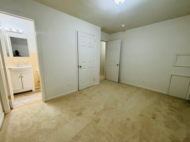 Building Photo - 215 Freestone Dr