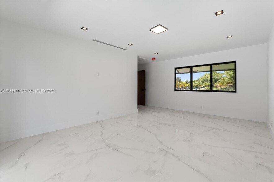 Building Photo - 5020 Hawkhurst Ave