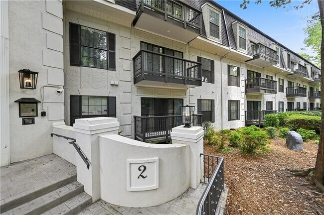 Building Photo - 2201 Pine Heights Dr NE