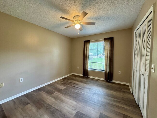 Building Photo - Fantastic 3/2 Sorrento Home with HOA!
