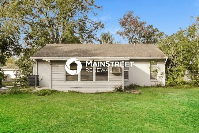 Building Photo - 3 Bedroom Pet-Friendly Home in Lakeland, FL with Main Street Renewal
