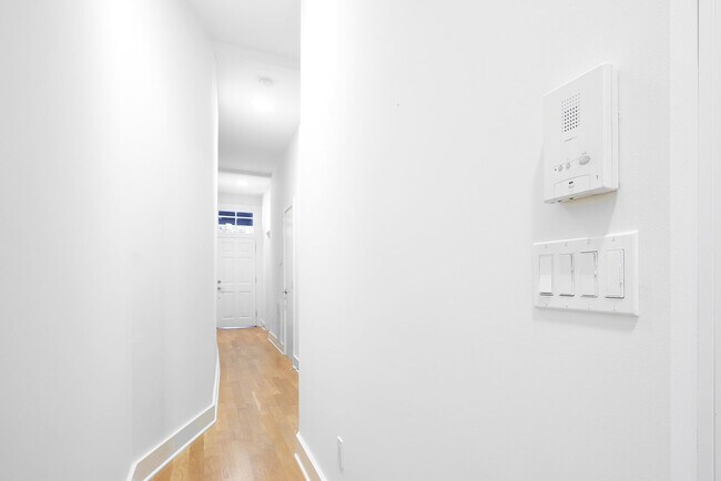 Building Photo - Sleek and modern 2 bed/2 bath in the heart of The Mission -- Walkers dream -- Must See!