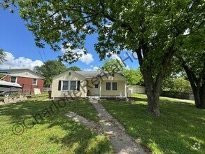 Building Photo - Nice 2 bedroom 2 bath home with large deta...